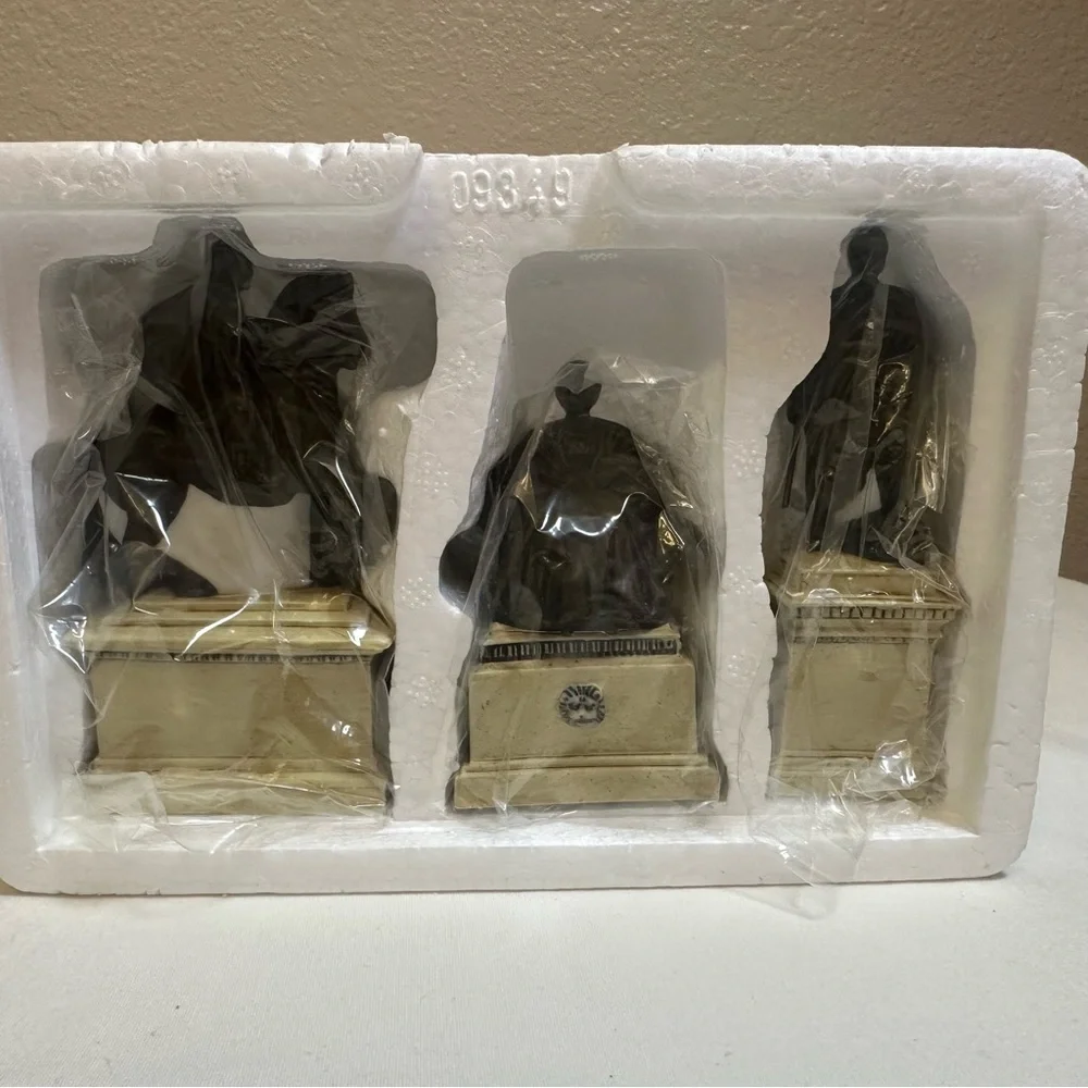 Department 56 Village Monuments Set‎ of 3 New with box #55524 Christmas Figures